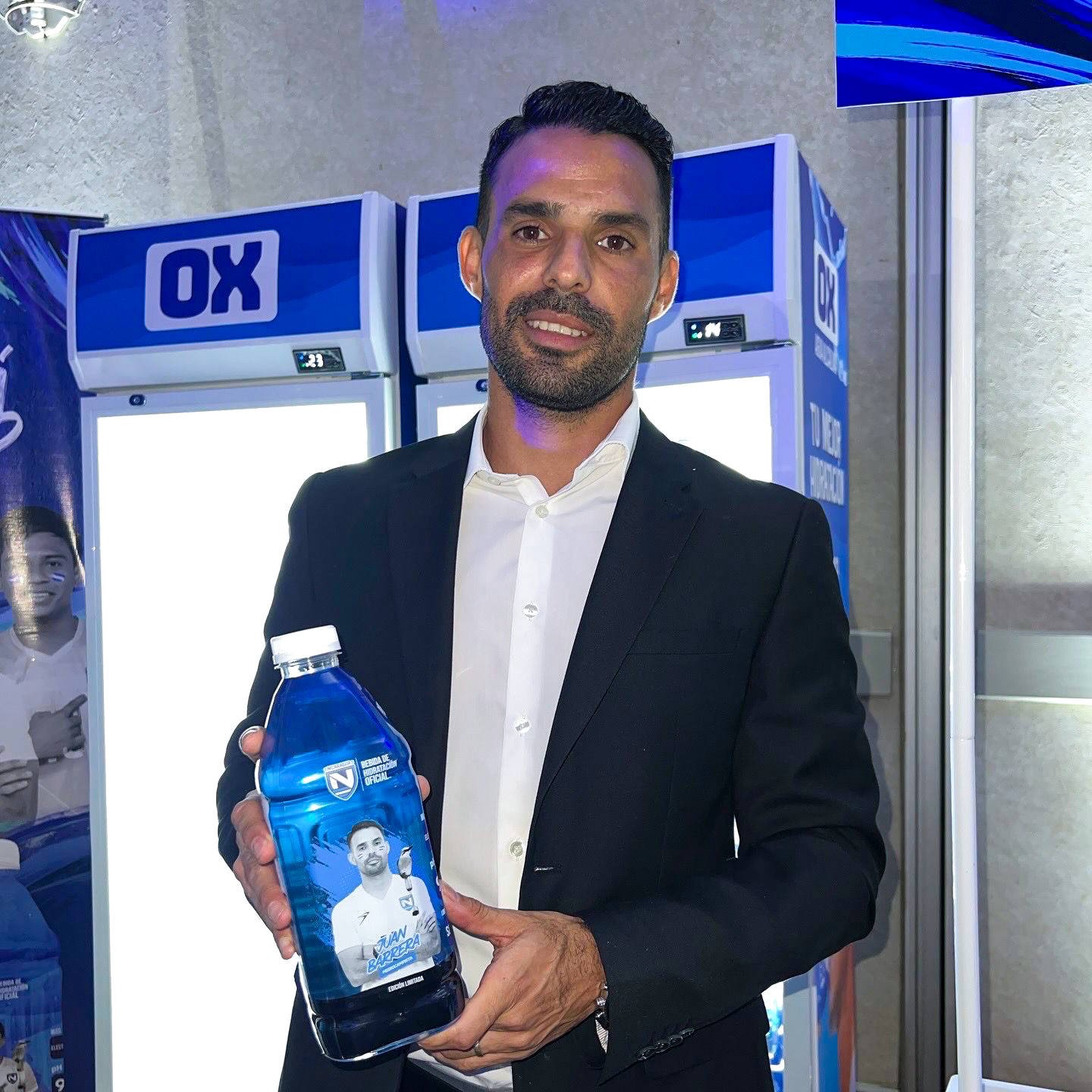 OX Agua Alcalina presenta su nueva botella de 1.42L con los ídolos de la Selección Nacional de fútbol